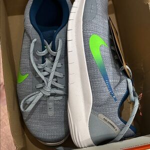 Nike Men’s Light Gray Sneakers with Neon Green Swoosh